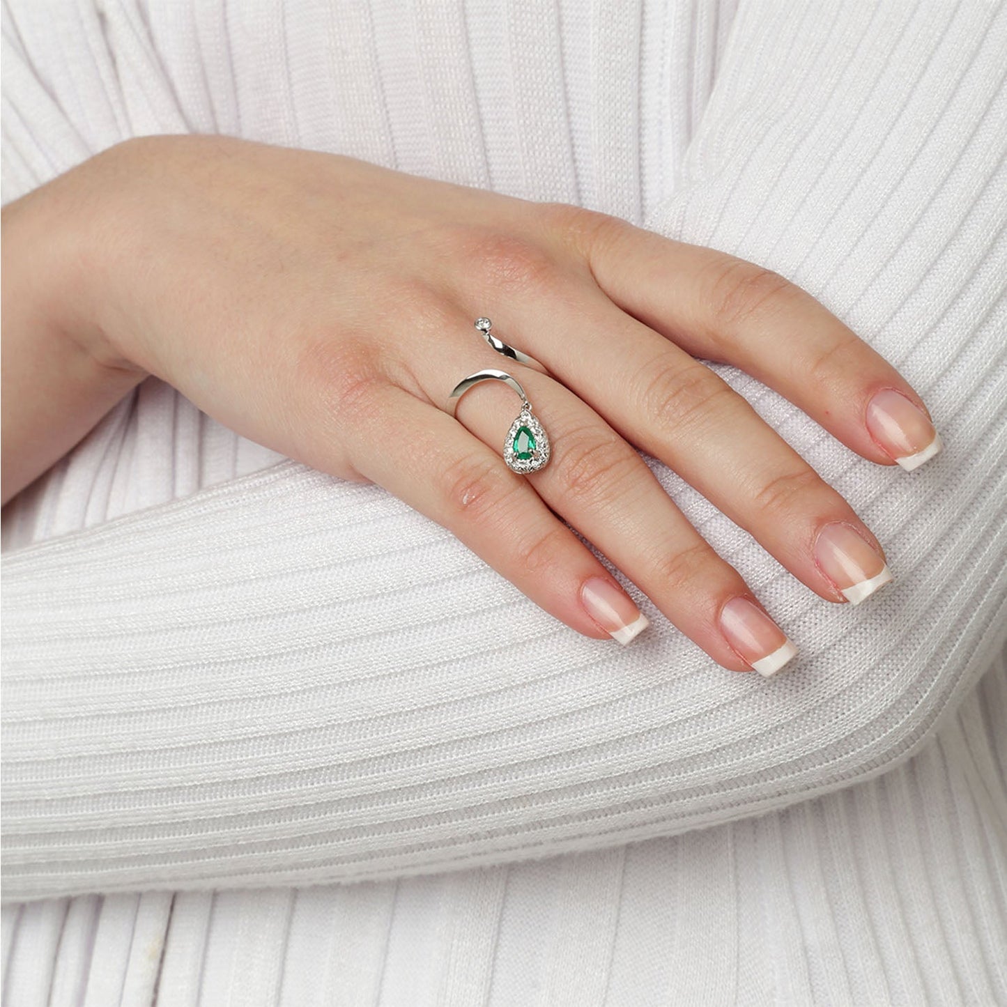 Ring 18KT White Gold with a Pear cut Emerald and Brilliant cut Diamonds. Product Code : 1117DW35E