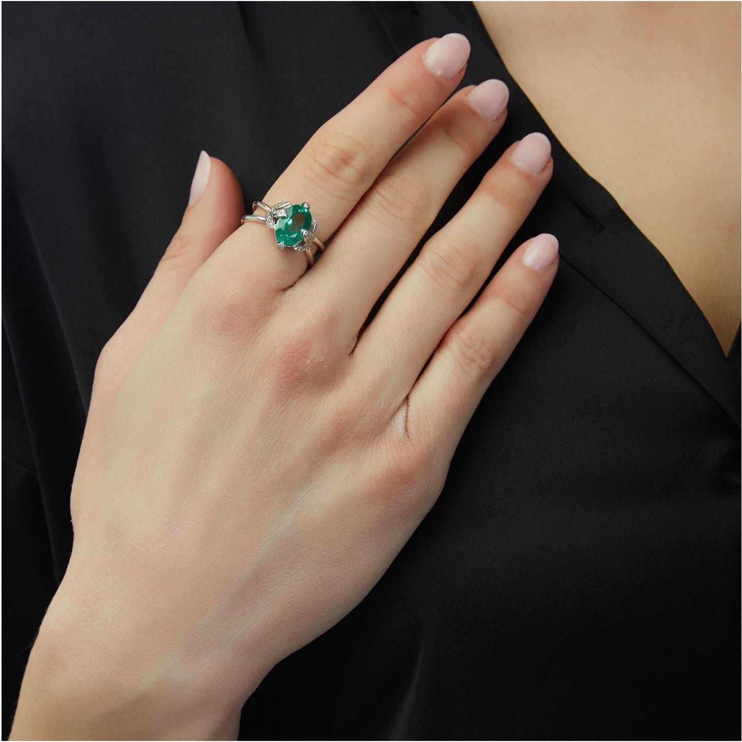 Ring 18KT White Gold with an Oval Cut Emerald and Brilliant cut Diamonds. Product Code:1245DA123WE