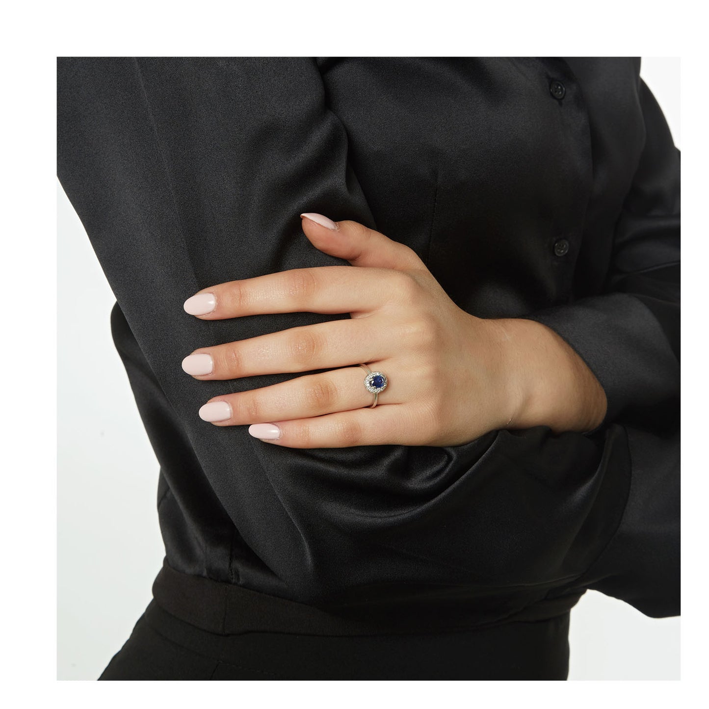 Ring 18KT White Gold with an Oval Sapphire and Brilliant cut Diamonds. Product Code:1281DW59S