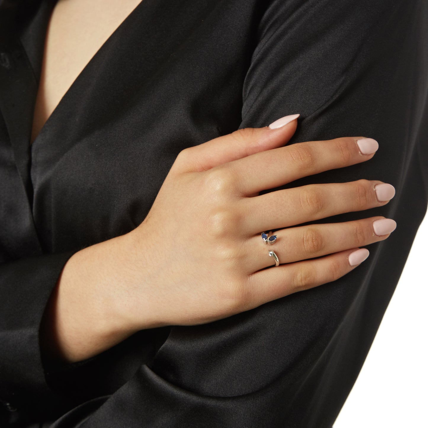 Ring 18KT White Gold with an Oval Sapphire and Brilliant cut Diamonds. Product Code:1349DA31WS