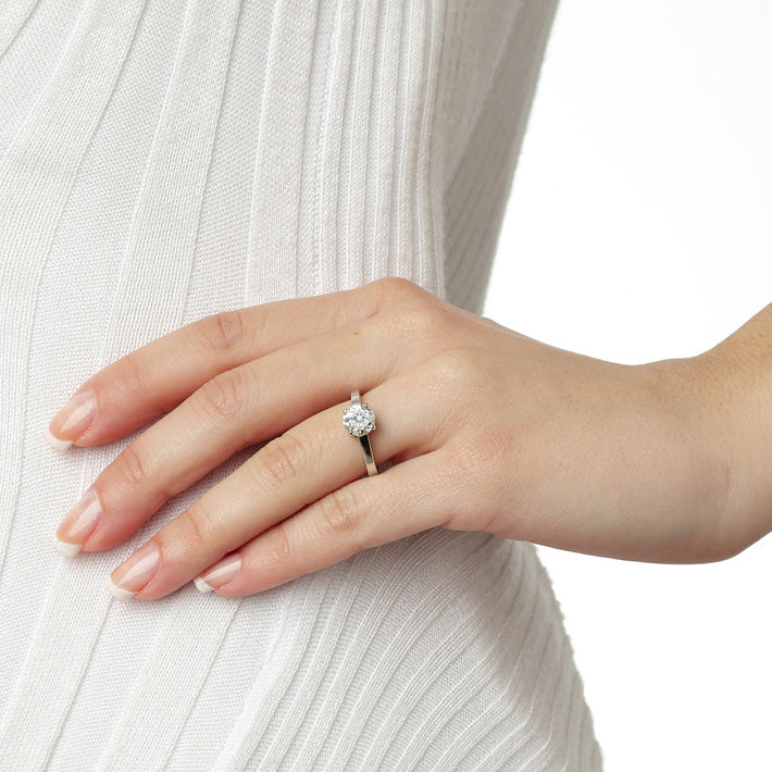 Στρογγυλό δαχτυλίδι με διαμάντια brilliant από λευκόχρυσο 18 καρατίων. Κωδικός προϊόντος: 237D83