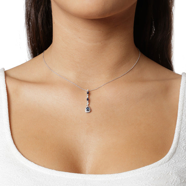 Κολιέ μενταγιόν από λευκόχρυσο 18 καρατίων με ζαφείρια και διαμάντια κοπής μπριγιάν. Κωδικός προϊόντος: 582M23WSKP