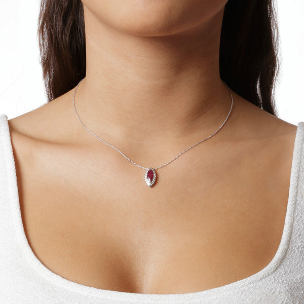 Κολιέ-κρεμαστό από λευκόχρυσο 18 καρατίων με διαμάντια κοπής Marquise Ruby και Brilliant. Κωδικός προϊόντος: 584MW28R