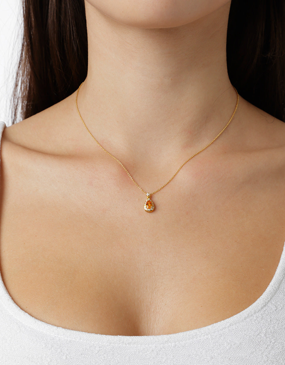 Κολιέ μενταγιόν από κίτρινο χρυσό 18 καρατίων με κίτρινο ζαφείρι κοπής αχλαδιού και διαμάντια κοπής μπριγιάν. Κωδικός προϊόντος: 639ME37YS