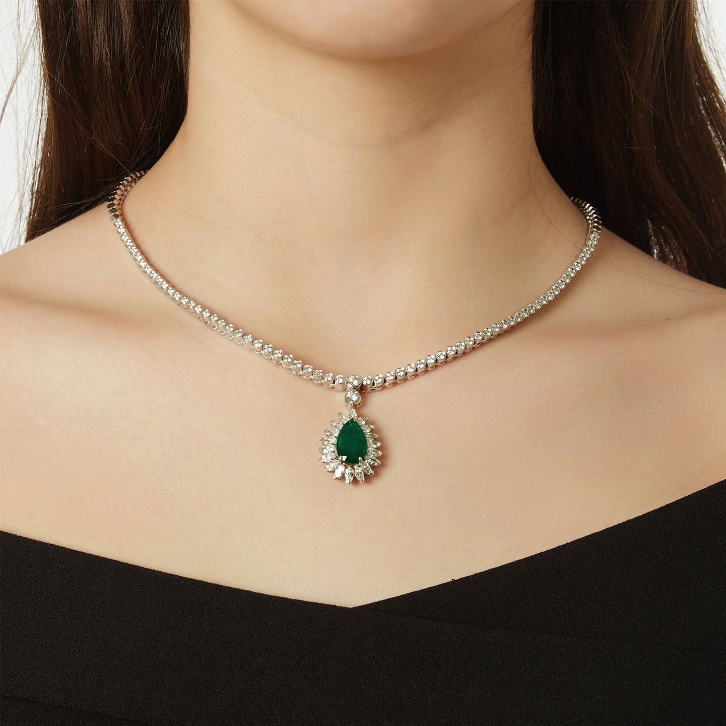 Κολιέ με σμαράγδια και διαμάντια, λευκόχρυσος 18 καρατίων. Κωδικός προϊόντος: 324KO010