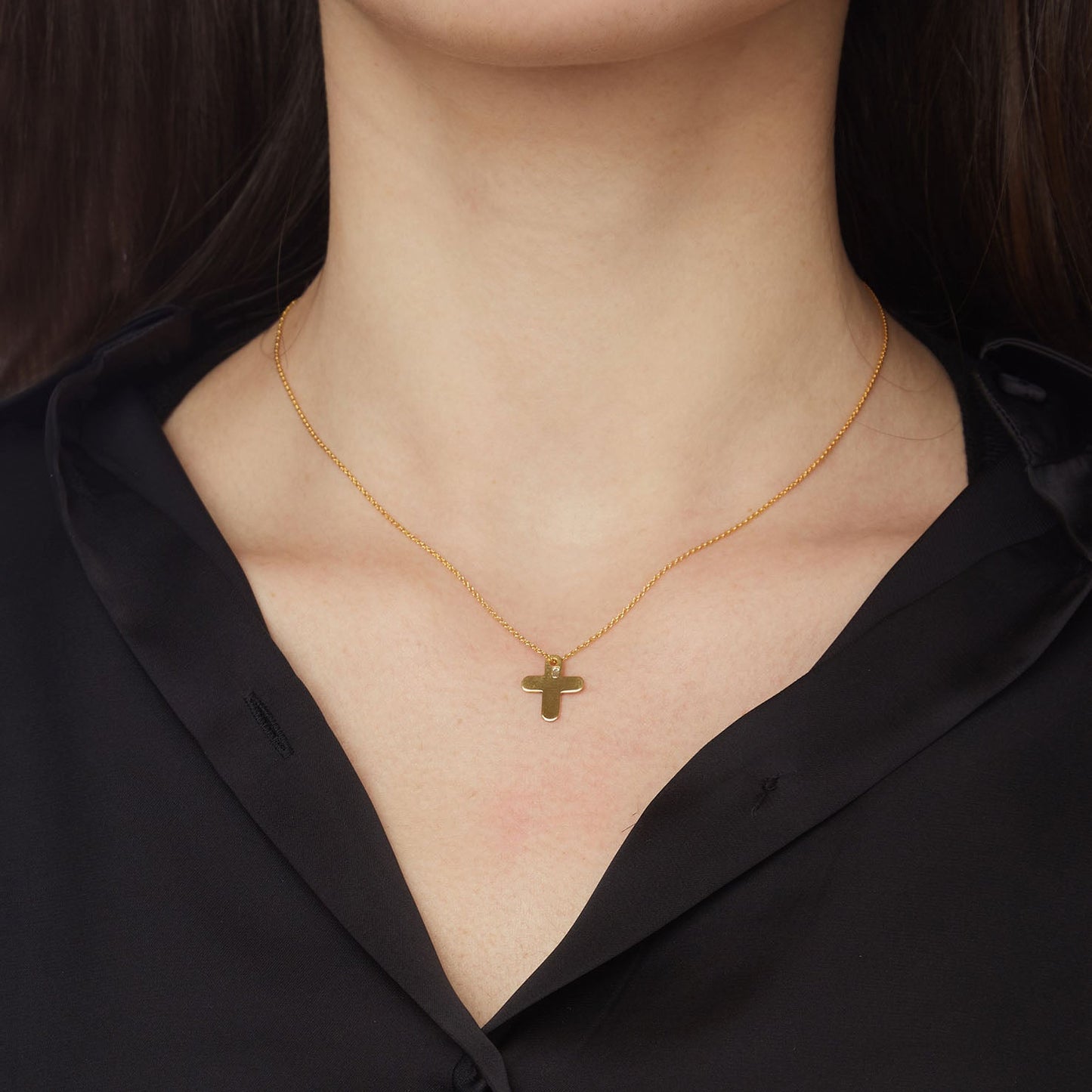 Yellow Gold 18KT with a baguette cut diamond on a chain. Product Code: 357ST05Y.