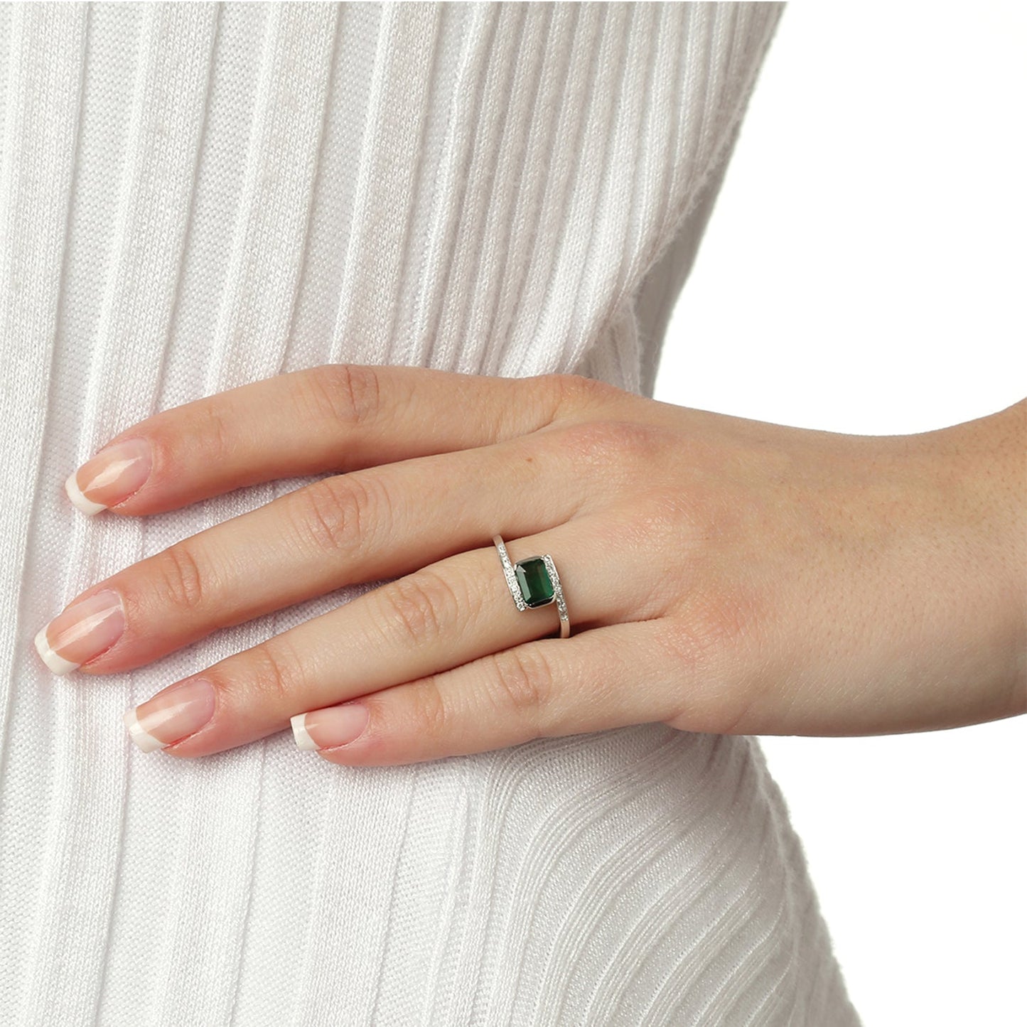 Ring 18KT White Gold with a Baguette cut Emerald and Brilliant cut Diamonds. Product Code : 1109DA27WE