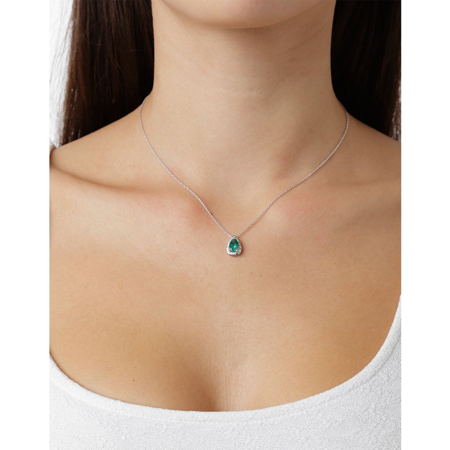 Necklace Pendant 18KT White Gold with a Pear cut Emerald and Brilliant cut Diamonds. Product Code : 518MW35E