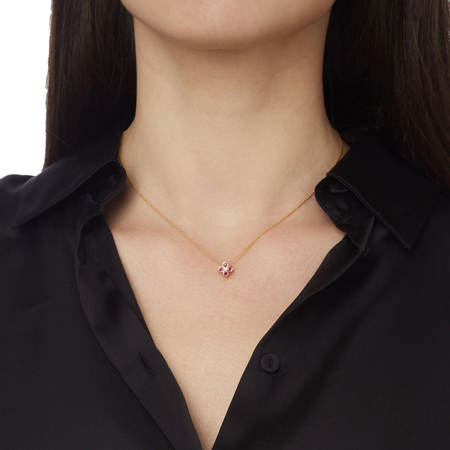 Σταυρός από κίτρινο χρυσό 18 καρατίων με ρουμπίνι και διαμάντια σε αλυσίδα. Κωδικός προϊόντος: 536ME79.