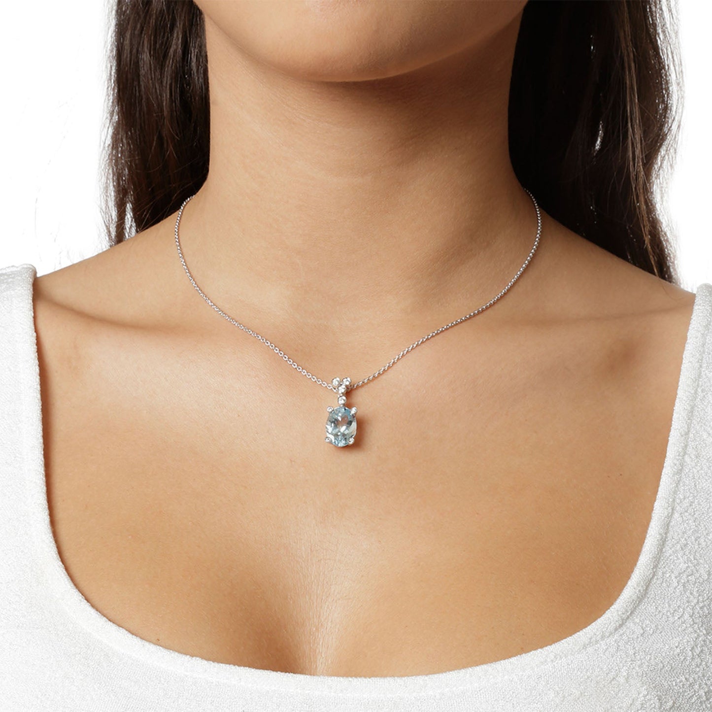 Κολιέ-κρεμαστό από λευκόχρυσο 18 καρατίων με γαλαζοπράσινα και διαμάντια κοπής μπριγιάν. Κωδικός προϊόντος: 583MEAQ33KP