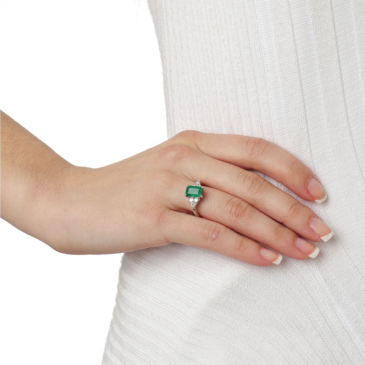 Emerald and diamond ring 18 carat white gold. Product Code:619D044