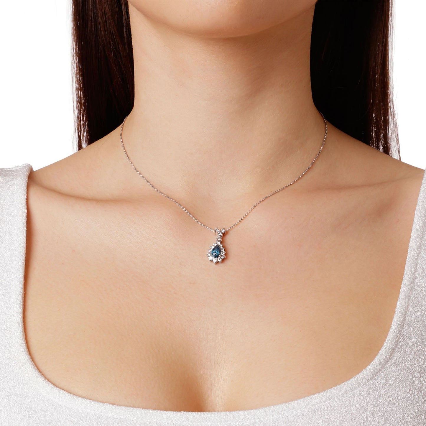 Κολιέ μενταγιόν από λευκόχρυσο 18 καρατίων με μπλε τοπάζι κοπής αχλαδιού και διαμάντια κοπής μπριγιάν. Κωδικός προϊόντος: 687MEW69BTP