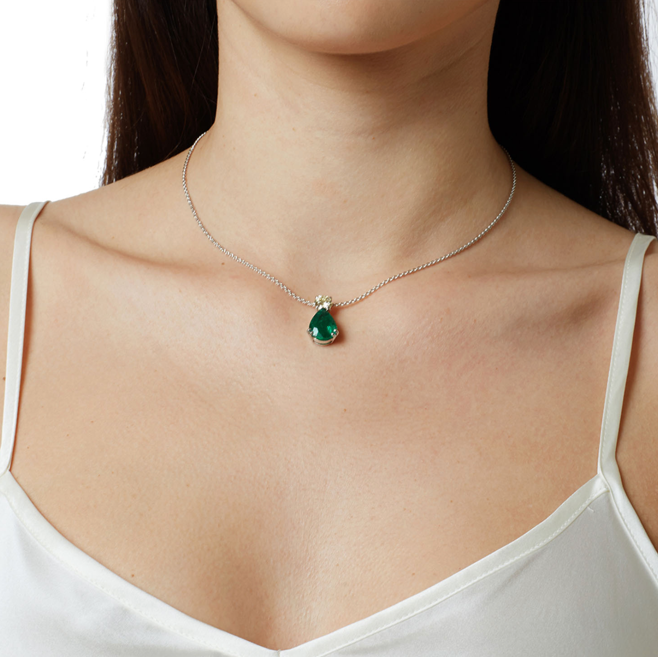 Necklace Pendant 18KT White Gold with Pear cut Emerald and a Brilliant cut Diamond. Product Code : 683MW36EXL