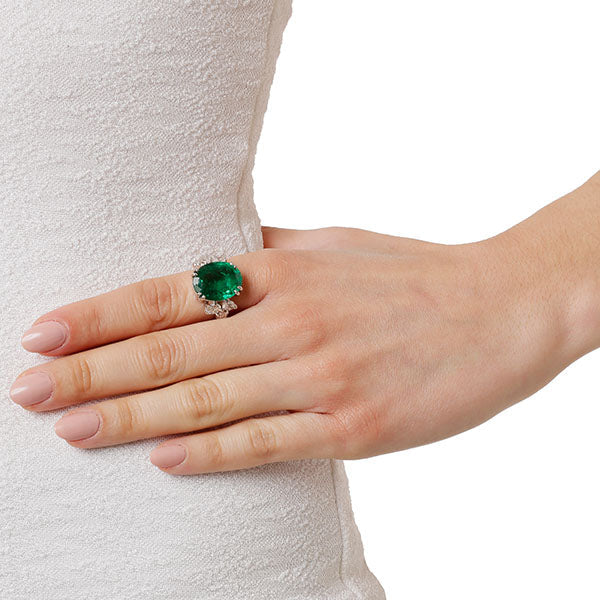 Ring 18KT White Gold with an Oval cut Emerald and Pear cut Diamonds. Product Code : 1311D113WE