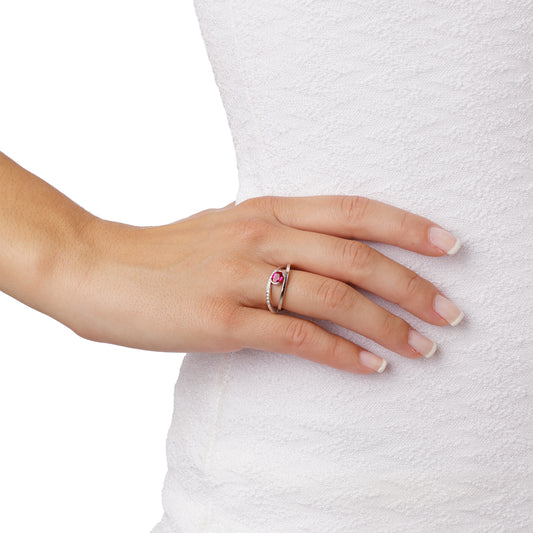 Ring 18KT White Gold with an Oval Ruby and Brilliant cut Diamonds. Product Code : 1087DA33WR
