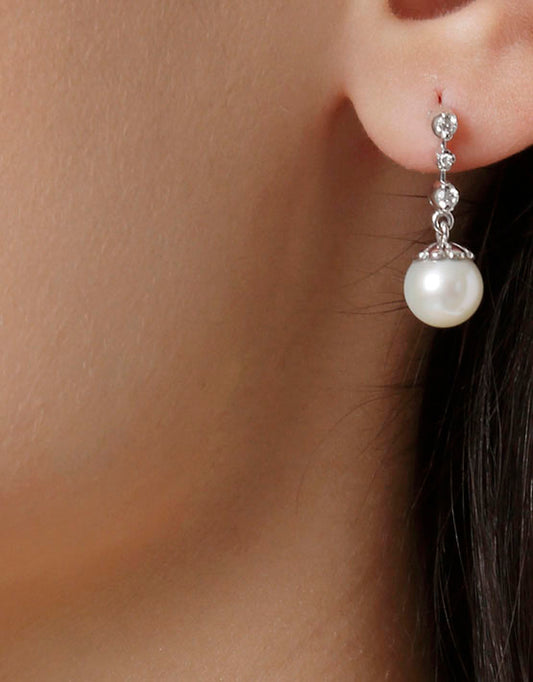 Diamond and pearl drop earrings in 18 carat white gold.   Product Code : 846SK041P