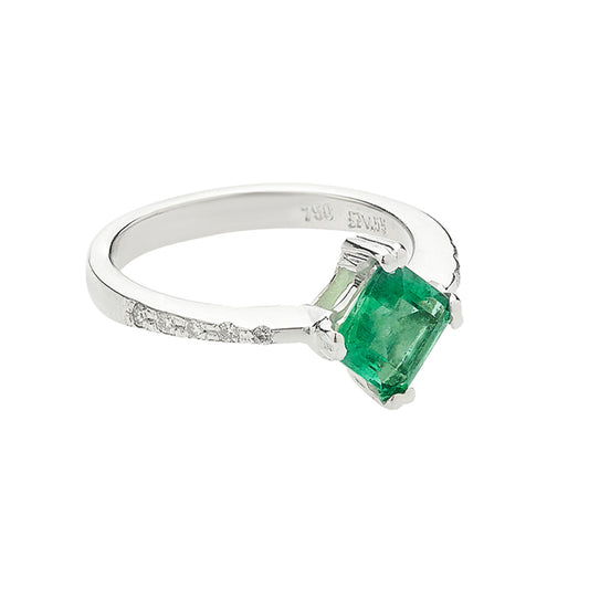 Emerald and diamond ring 18 carat white gold.   Product Code : 1253D140