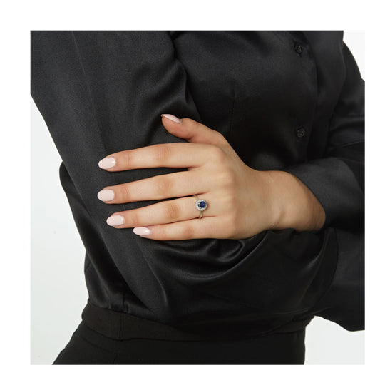 Ring 18KT White Gold with an Oval Sapphire and Brilliant cut Diamonds. Product Code:1281DW59S
