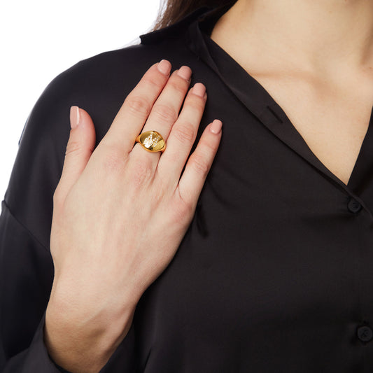 Handmade ring 18KT yellow gold with the letter "M" and brilliant cut diamonds.  Product Code : 1326DA51P.
