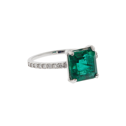 Emerald and diamond ring 18 carat white gold.   Product Code : 1329D84E
