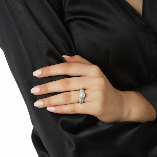 Pearl and brilliant cut diamond ring 18 carat white gold. Product Code : 1370DA43.