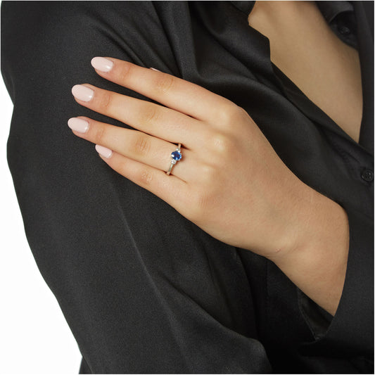 Ring 18KT White Gold with an Oval Sapphire and Brilliant cut Diamonds. Product Code:1402DW493S