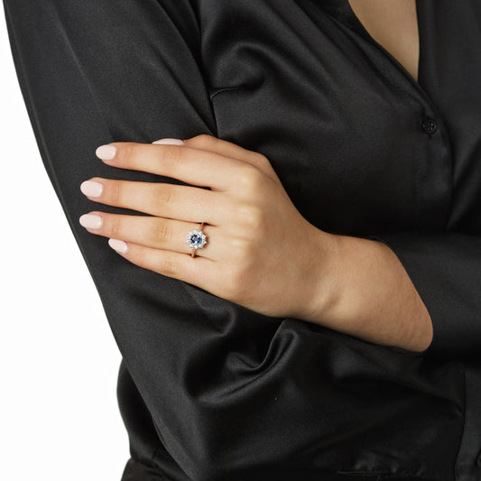 Ring 18KT White Gold with an Oval Sapphire and Brilliant cut Diamonds. Product Code:1420DW69S