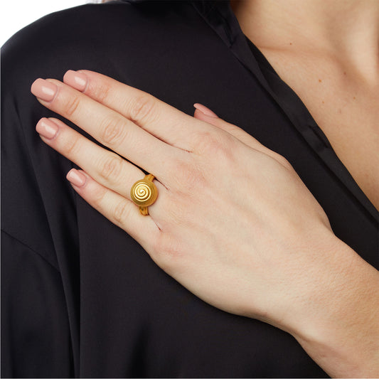 Ring 18 carat yellow gold.   Product Code : 168DA26.