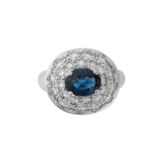 Ring 18KT White Gold with an Oval Sapphire and Brilliant cut Diamonds.
