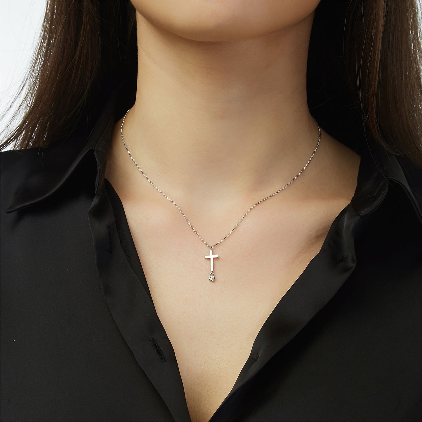 White gold cross 18KT with one brilliant cut diamond.  Product Code: 286ST091.