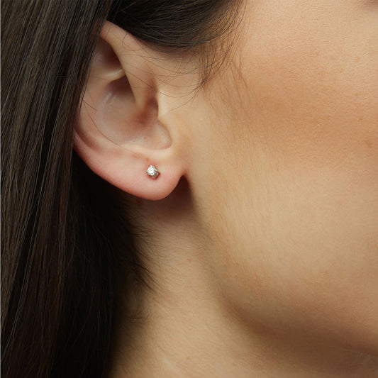 Stud Earrings in 18 carat white gold with round brilliant diamonds.   Product Code : 35SW27