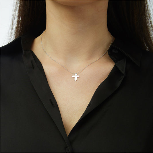 Cross with a baguette diamond and chain  18kt white gold.  Product Code: 352ST05W.