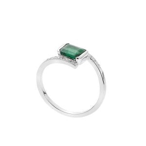 Ring 18KT White Gold with a Baguette cut Emerald  and Brilliant cut Diamonds. Product Code : 1109DA27WE