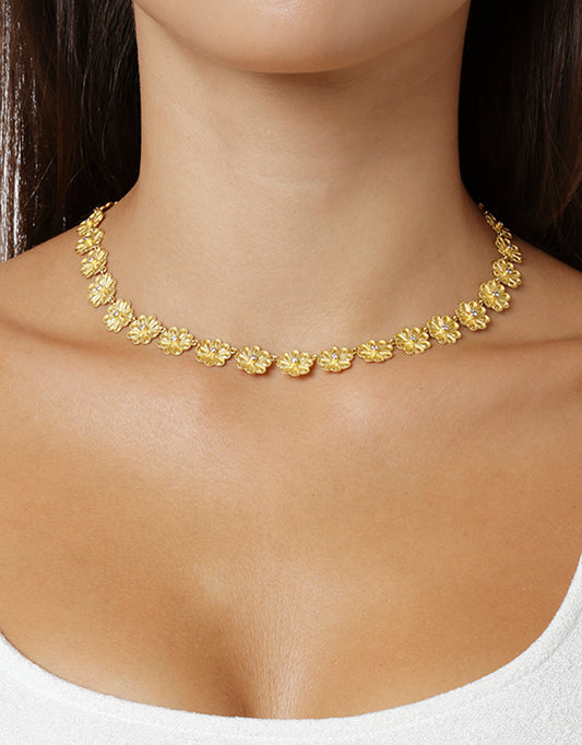Flower 18 carat yellow gold and diamond necklace.  Product code: 304NE1040