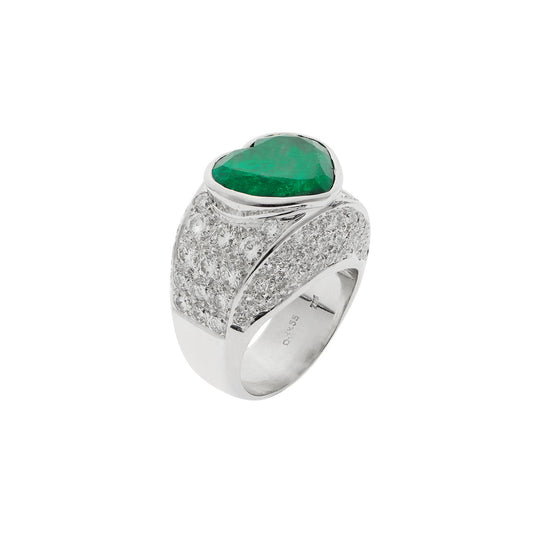 Ring 18KT White Gold with a Heart cut Emerald  and Brilliant cut Diamonds. Product Code:67DA59