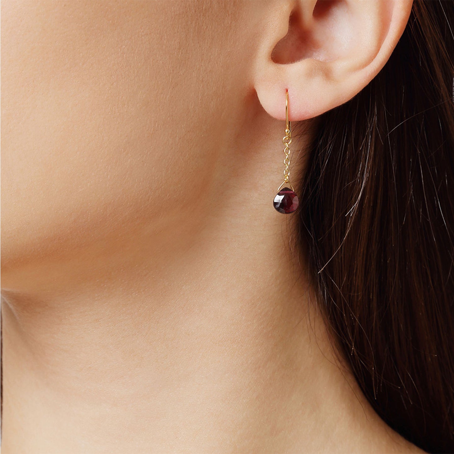 Garnet drop earrings 18 carat yellow gold.   Product Code : 797SK79RHO