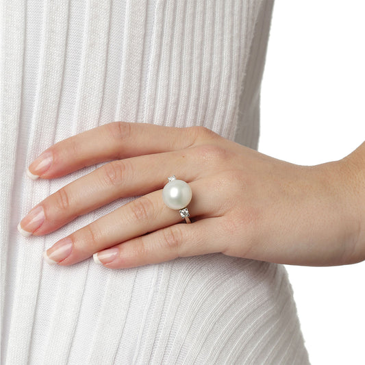 South sea pearl and diamond ring 18 carat white gold. Product Code : 851D42