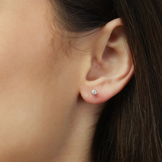 Stud earrings in 18 carat white gold with round brilliant diamonds.  Product Code : 89SK41W