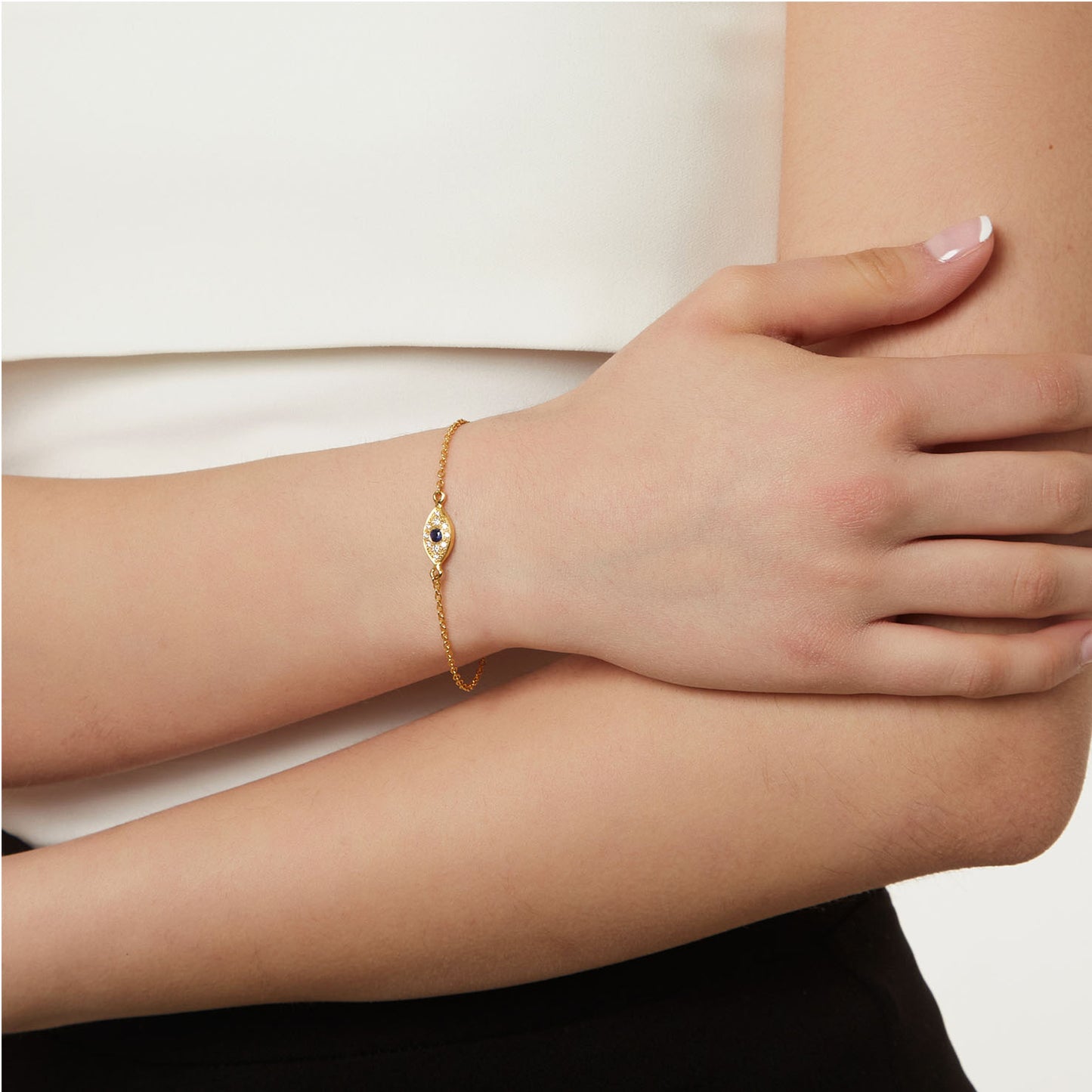 Bracelet "Lucky Eye "18KT Yellow Gold with a Brilliant cut Diamonds and a Sapphire.
