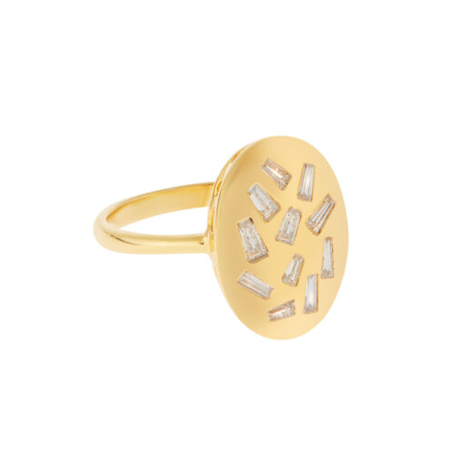 Oval ring 18 carat yellow gold with baguette diamonds.
